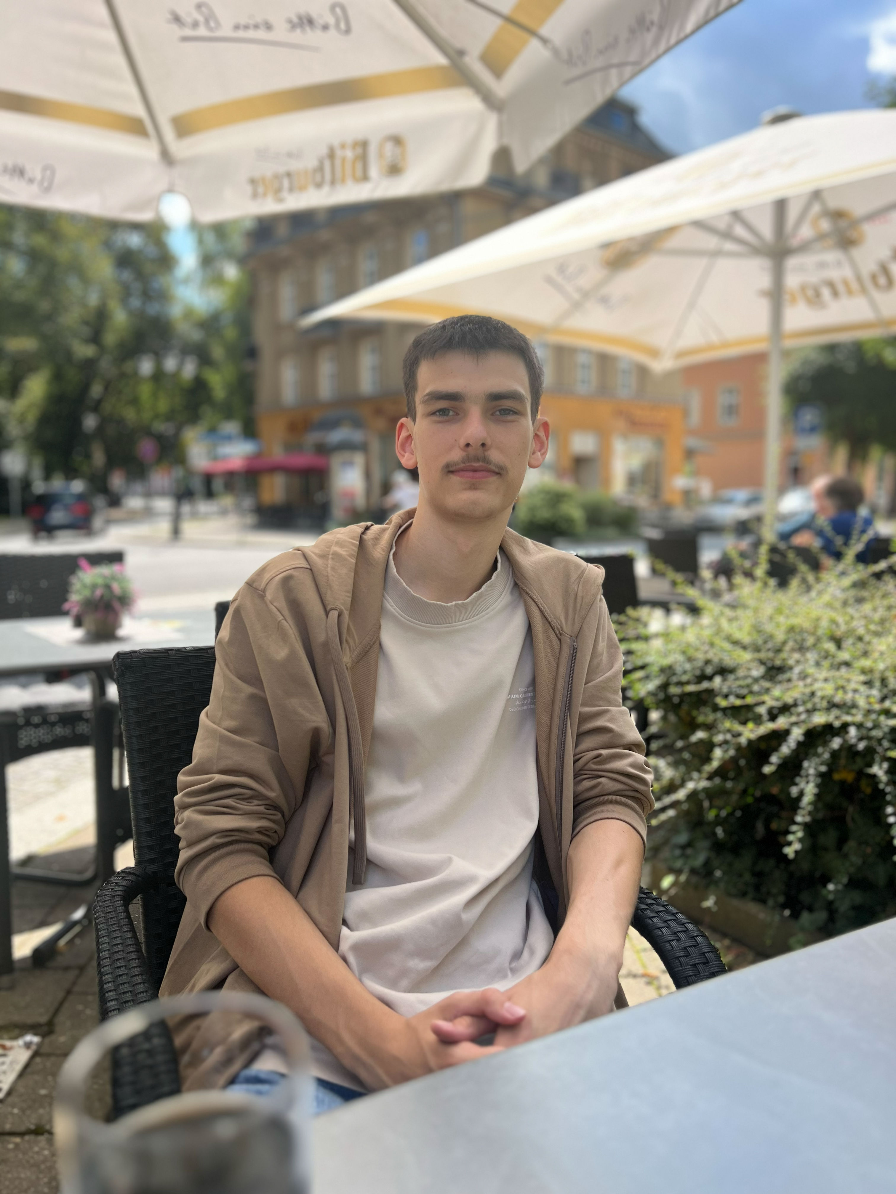 Timo Bergmann im Café